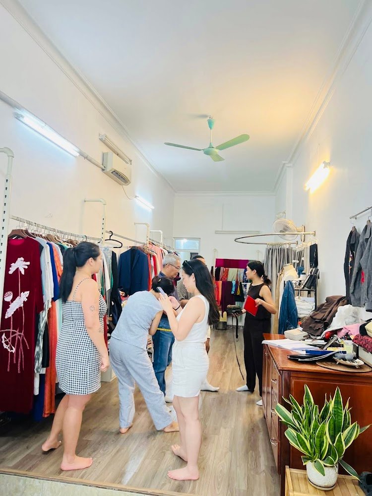 Feelingsilk, tailor for shirts and dresses in Hanoi — photo 1 of 6