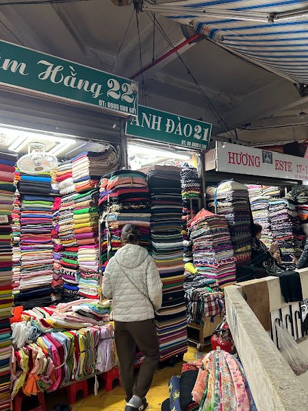 Royal Silk Shop, tailor for silk and dresses in Hanoi — photo 5 of 6