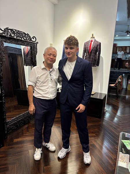 Tuyển Tailor, tailor for suits and shirts in Ho Chi Minh City (Saigon) — photo 3 of 6