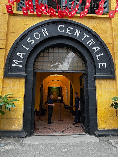 Yen Boutique, tailor for dresses and trousers in Hanoi — photo 3 of 6